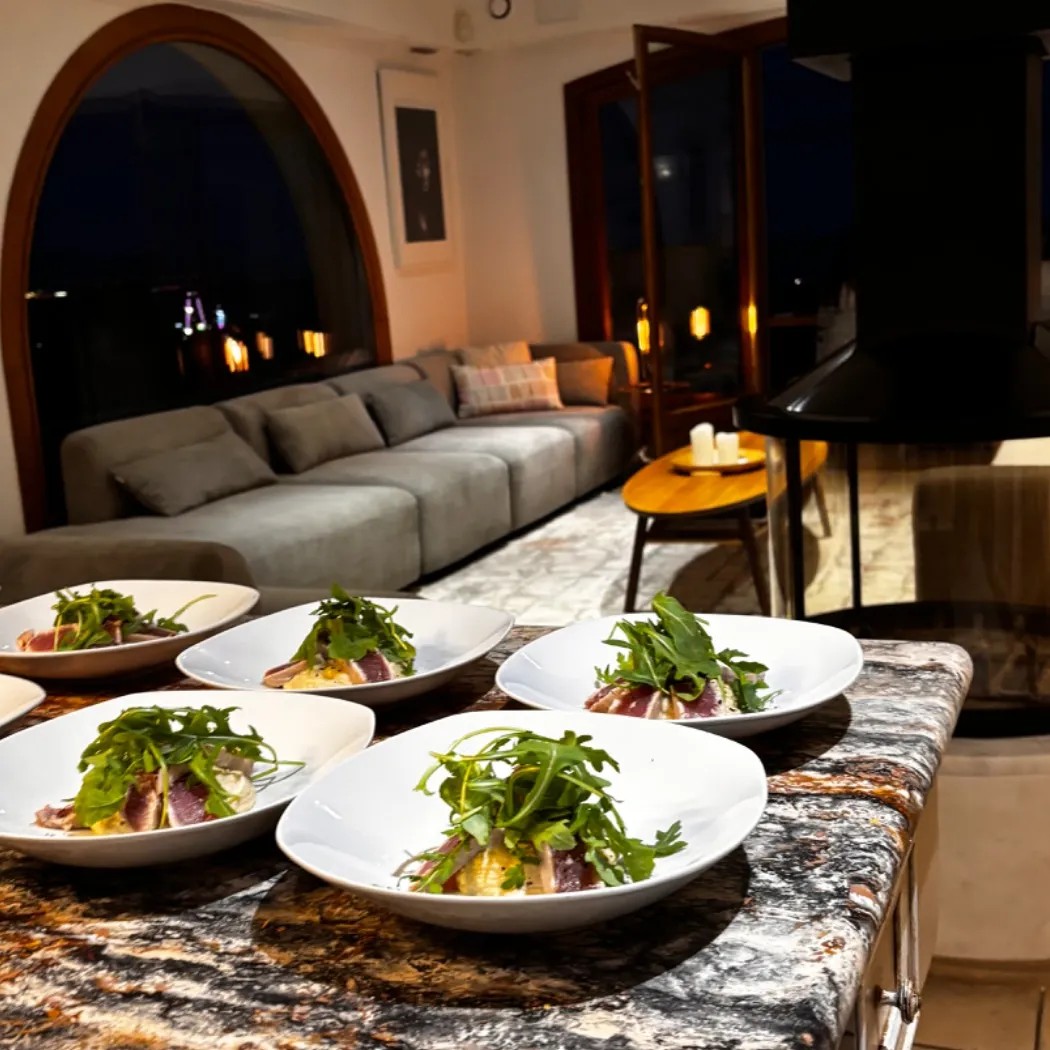 Image alt description