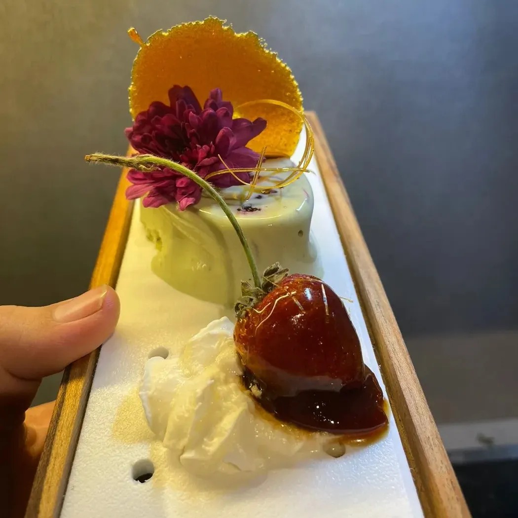 Image alt description