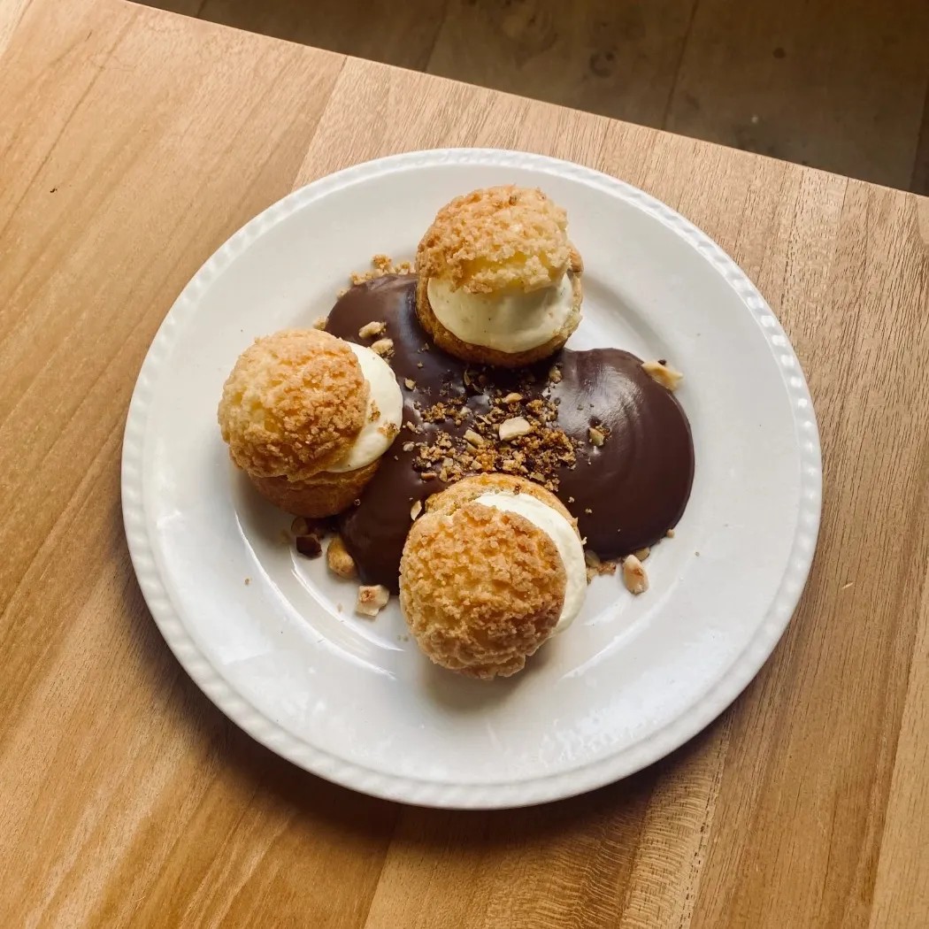 Image alt description