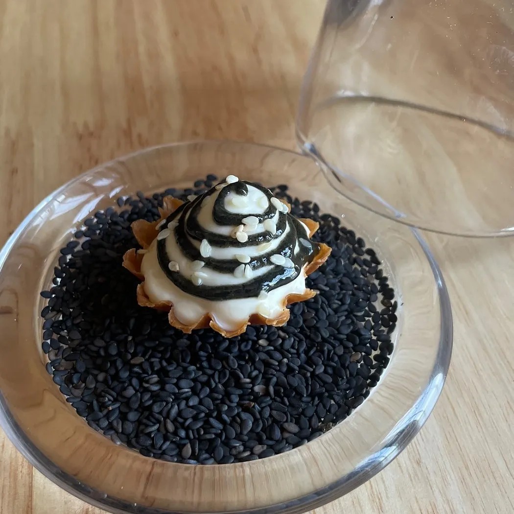 Image alt description