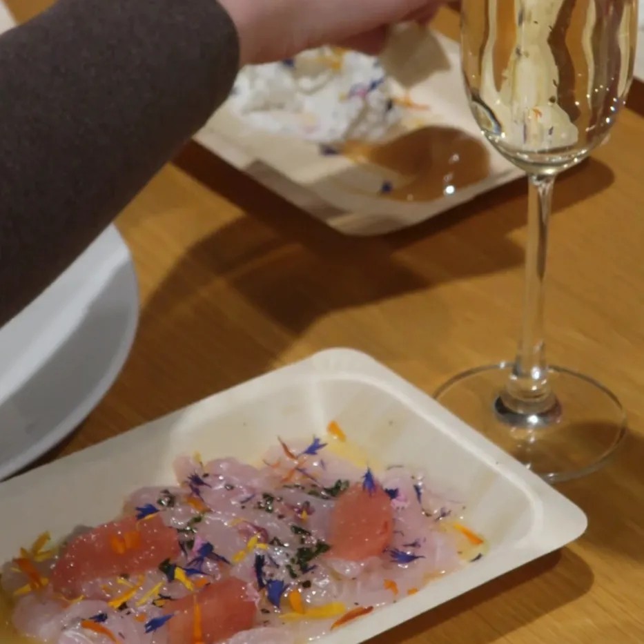 Image alt description