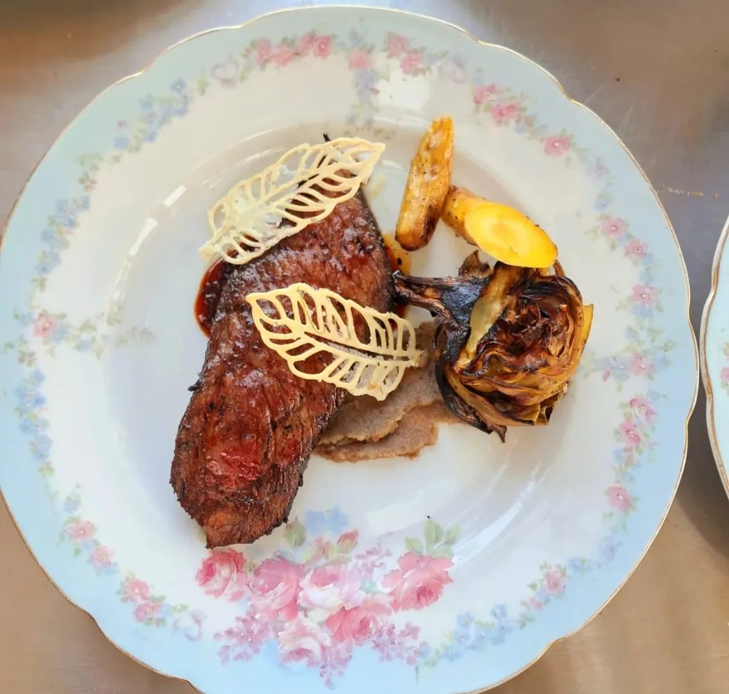 Image alt description