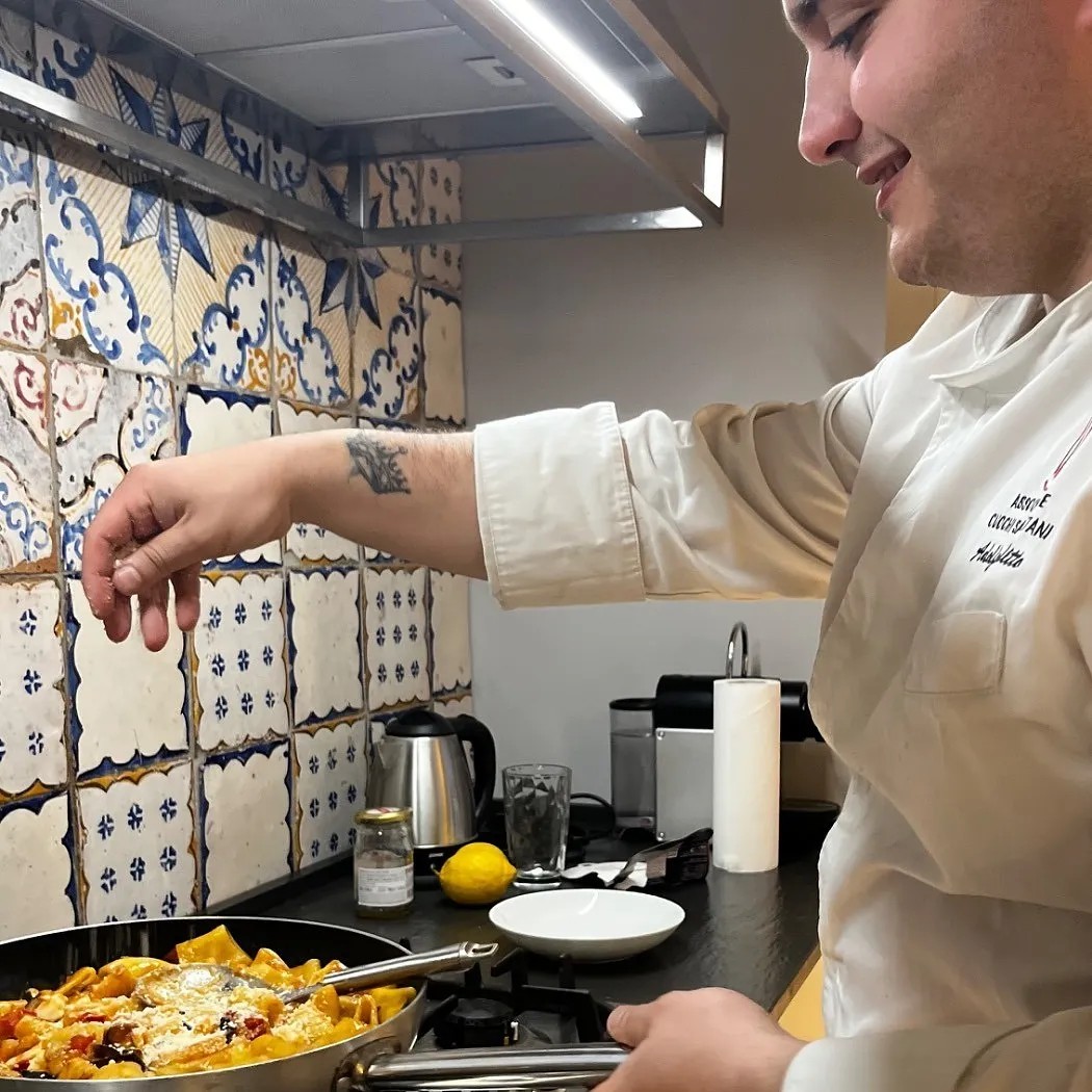 Image alt description