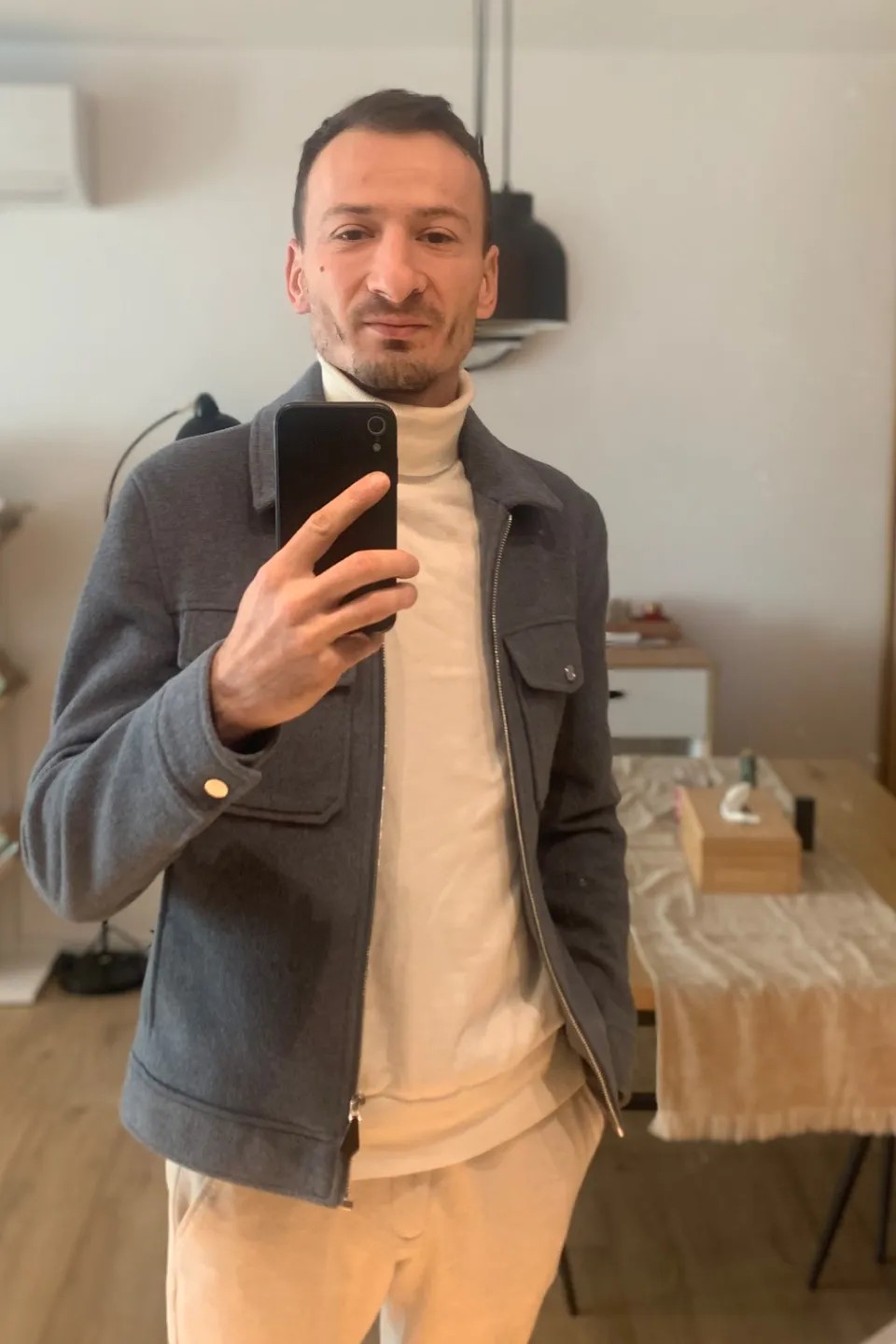 Image alt description