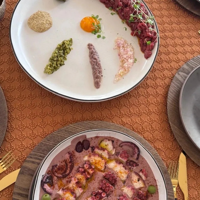 Image alt description