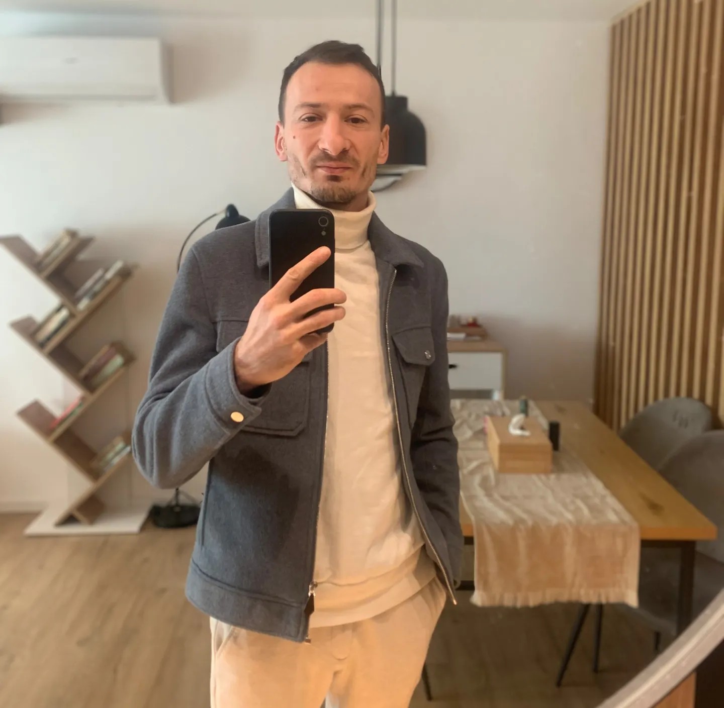 Image alt description