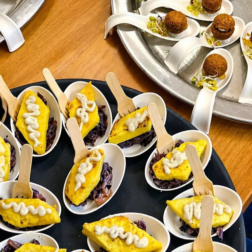 Image alt description