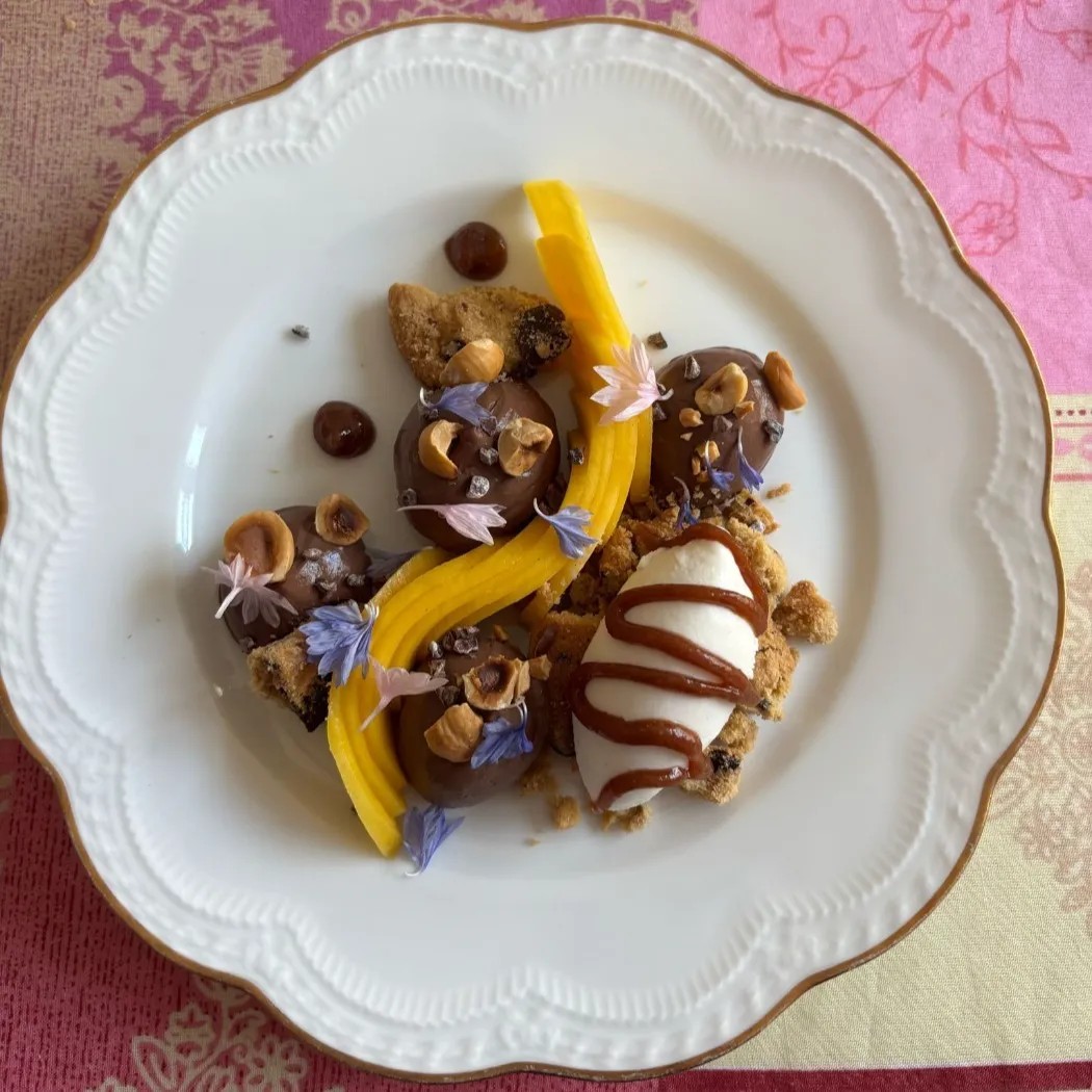 Image alt description