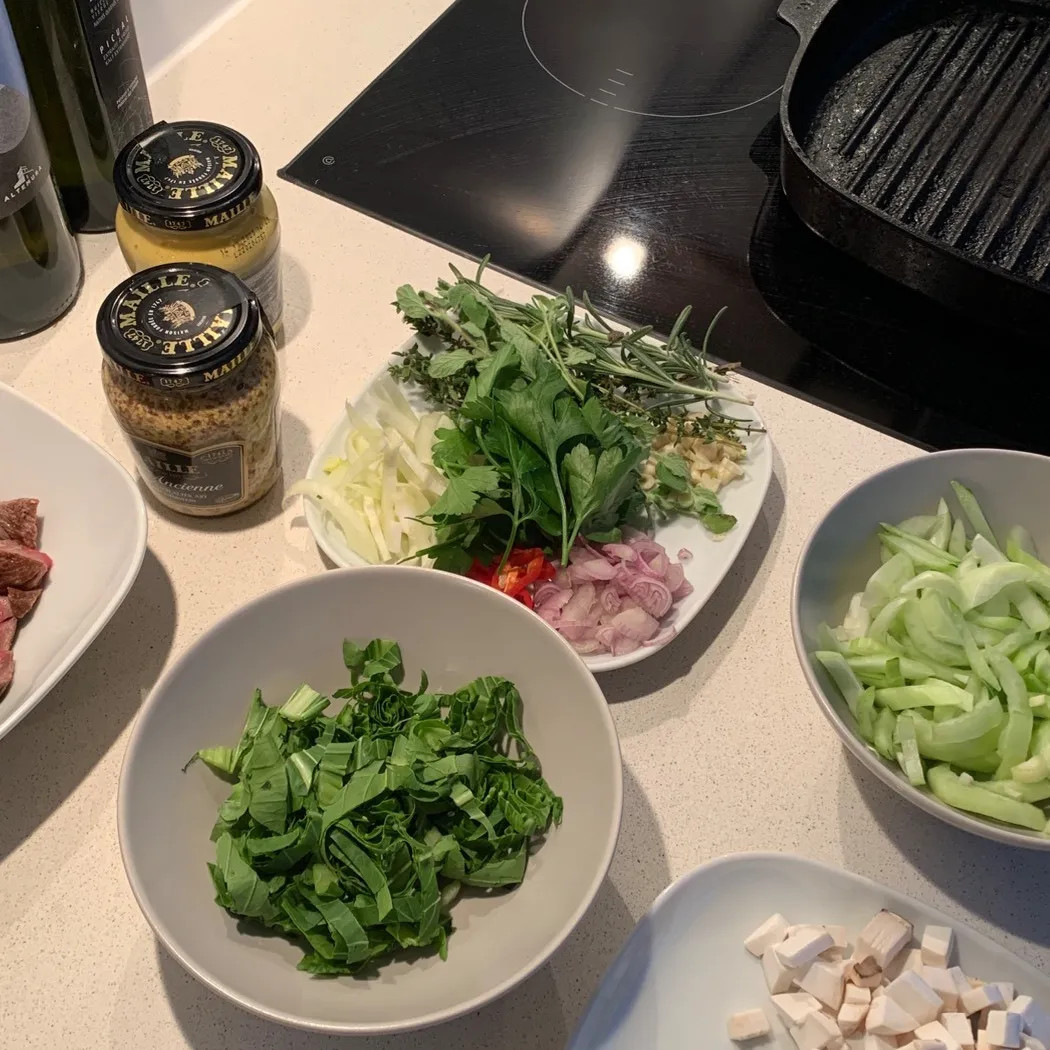 Image alt description