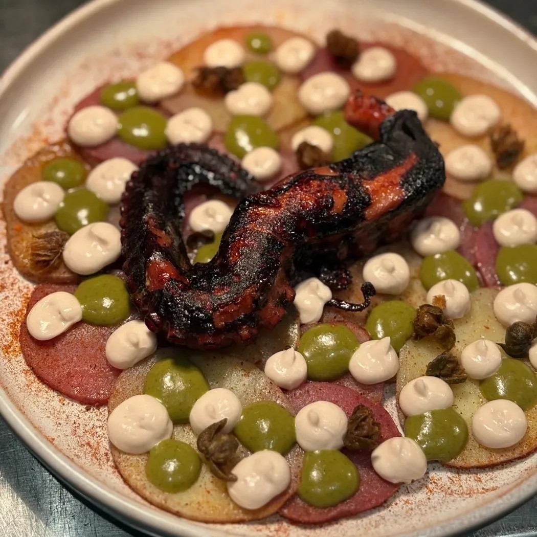 Image alt description