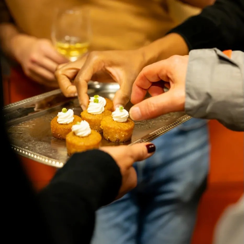 Image alt description