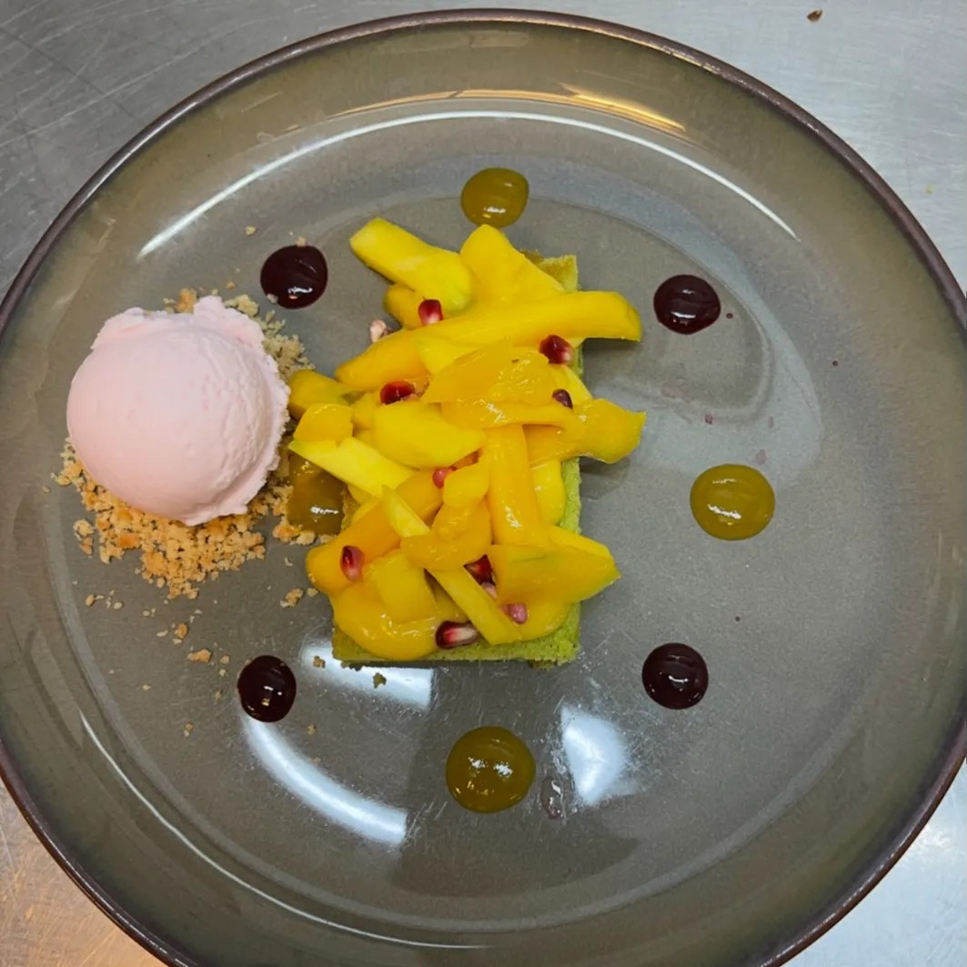 Image alt description