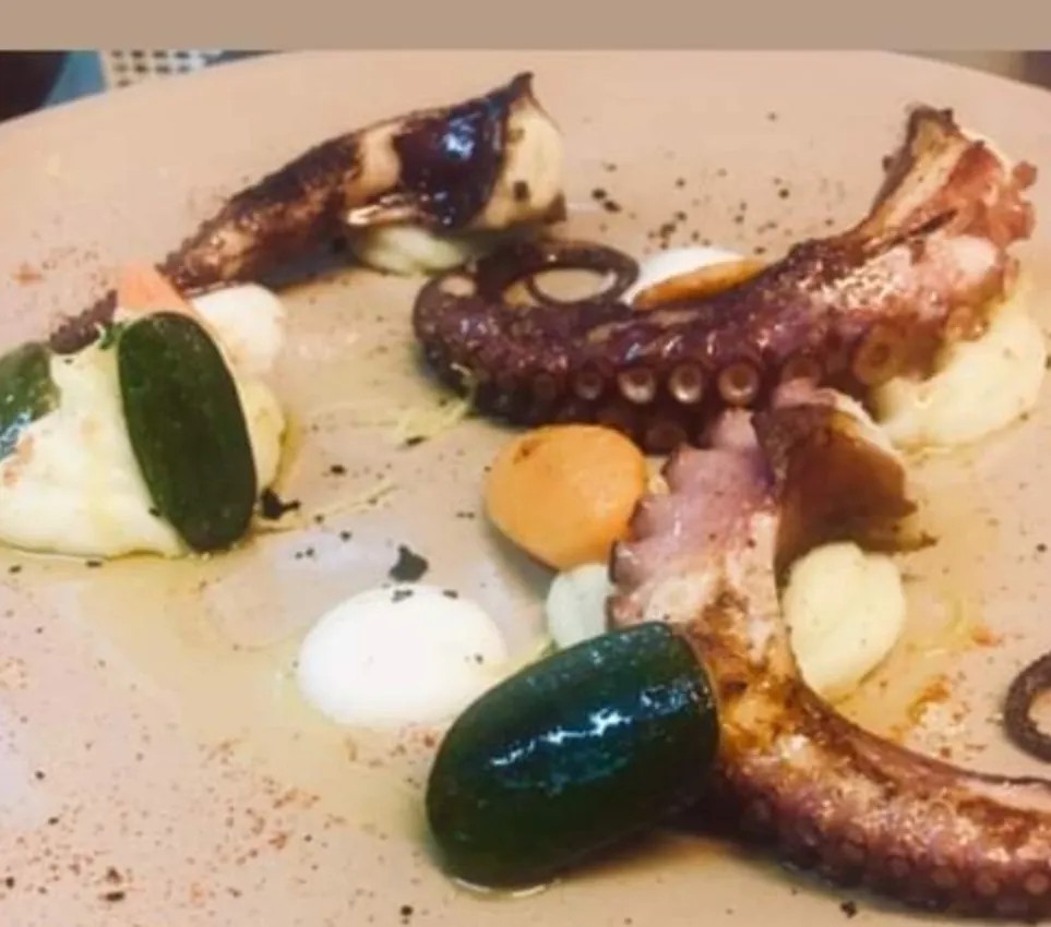 Image alt description