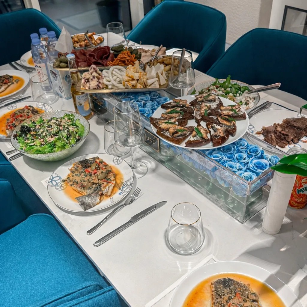 Image alt description