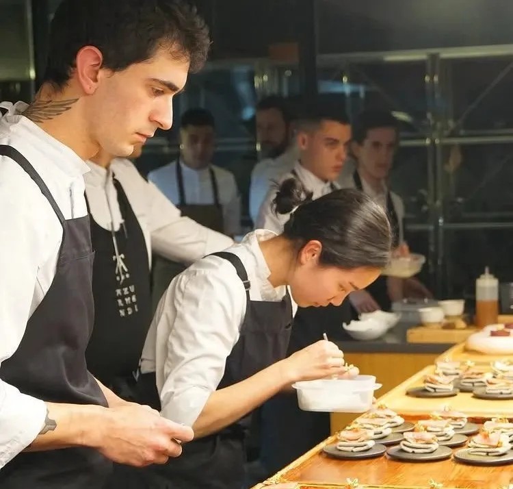 Image alt description