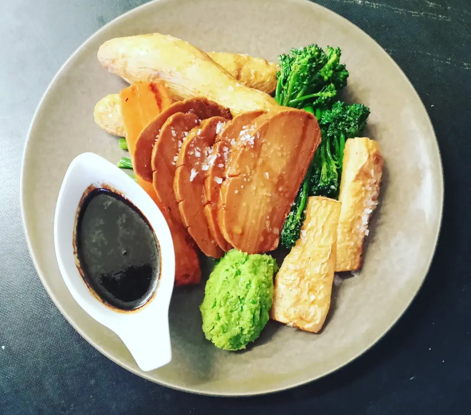 Image alt description