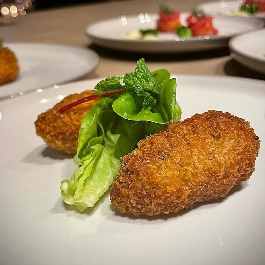 Image alt description