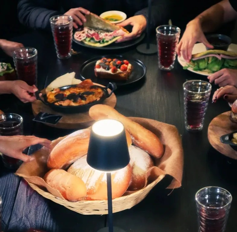 Image alt description