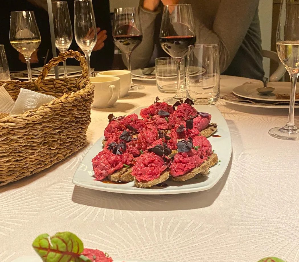 Image alt description