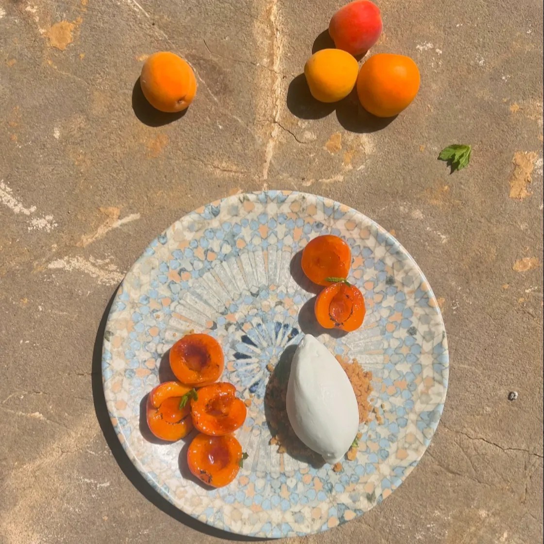 Image alt description