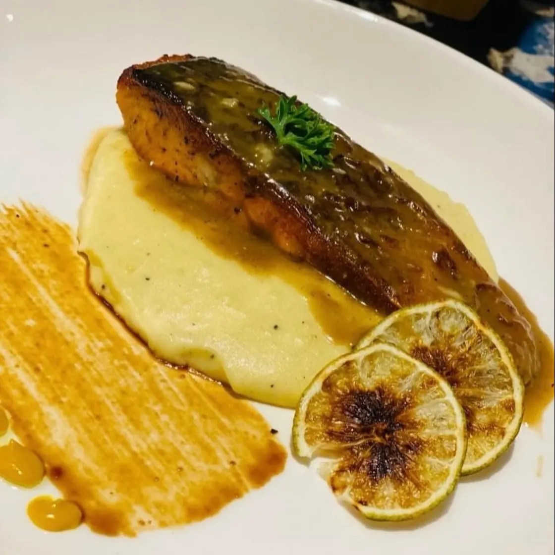 Image alt description