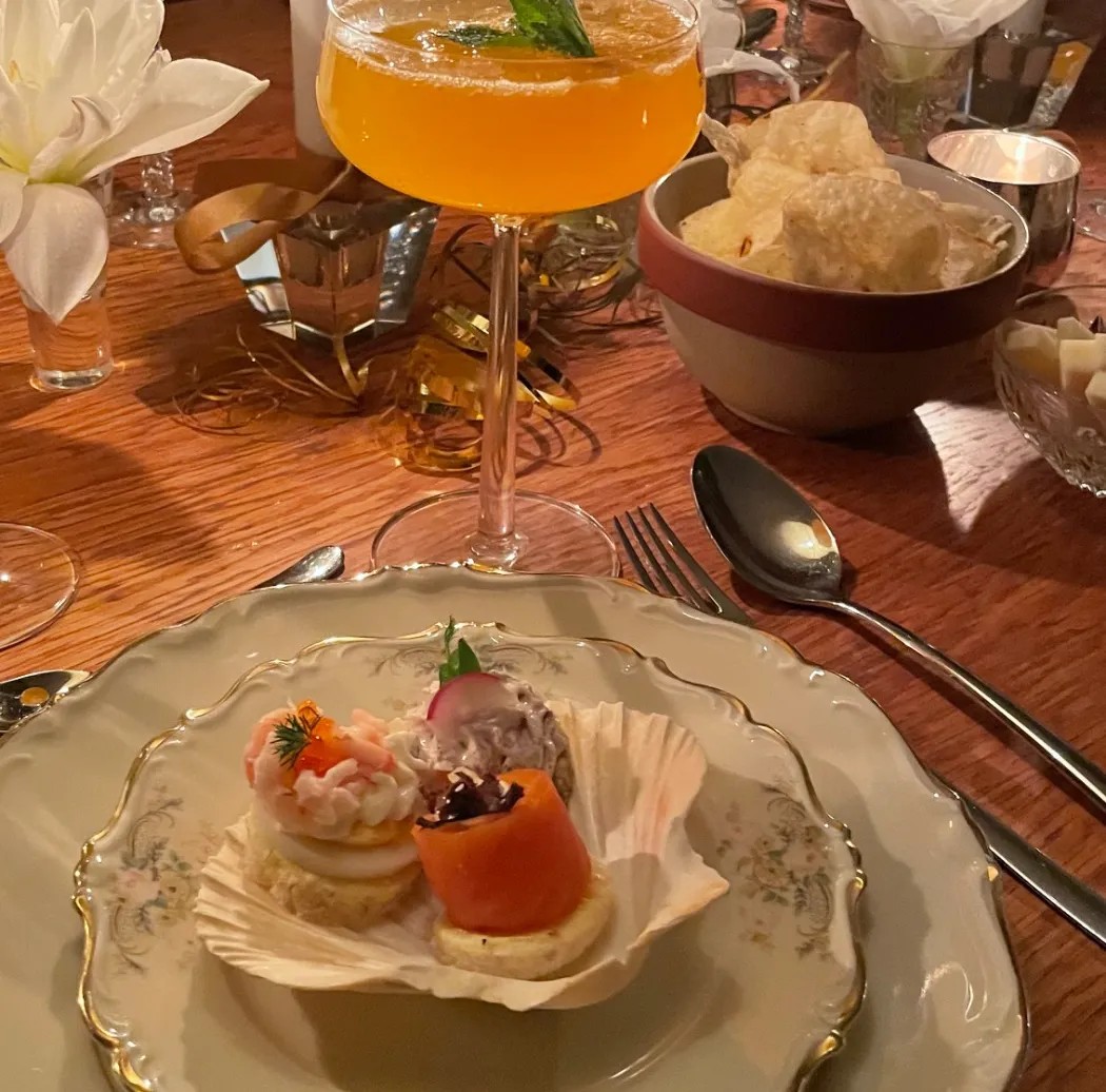 Image alt description