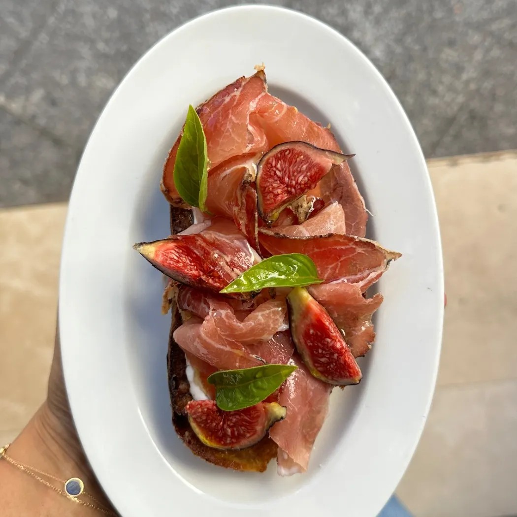 Image alt description