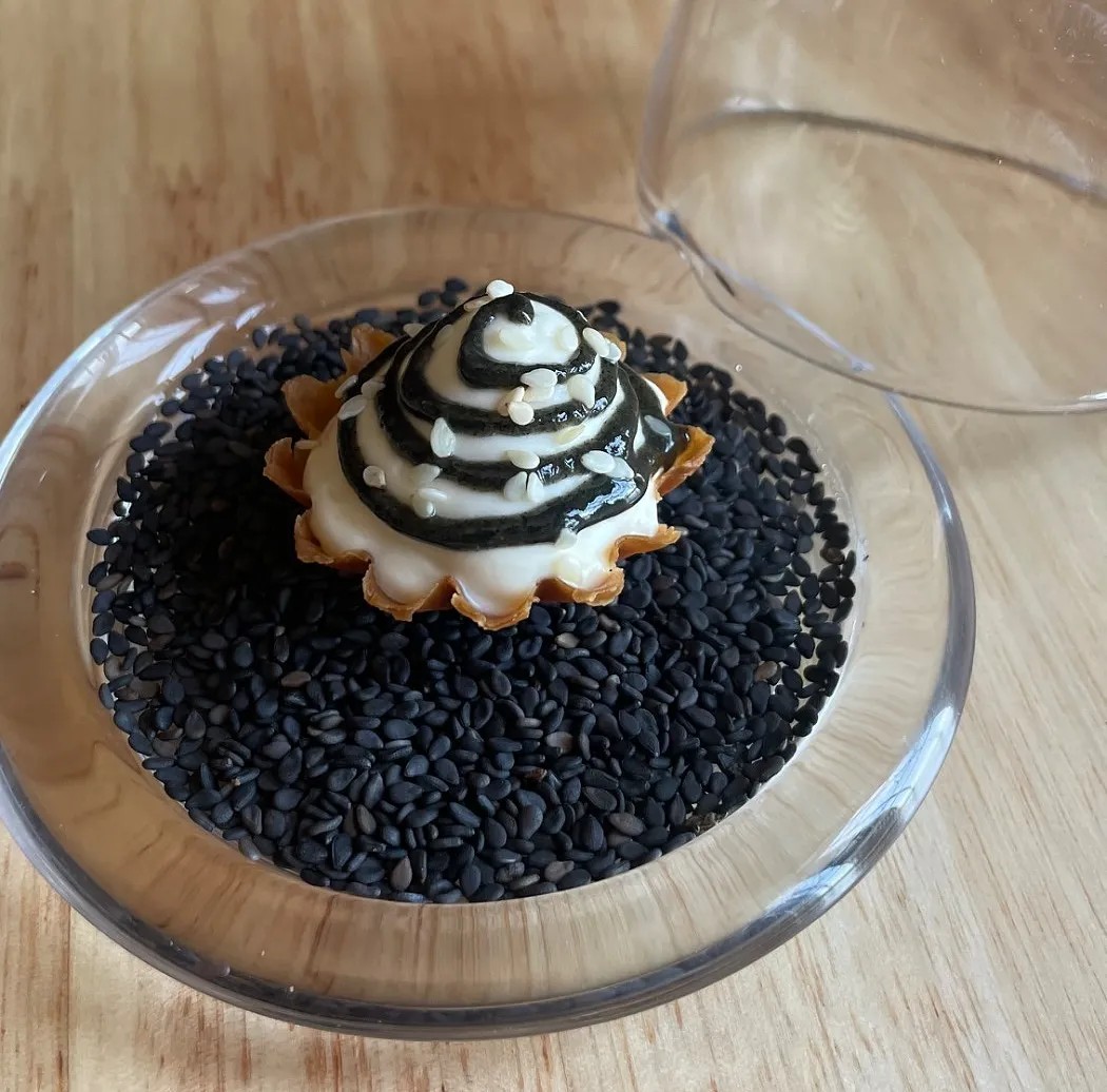 Image alt description