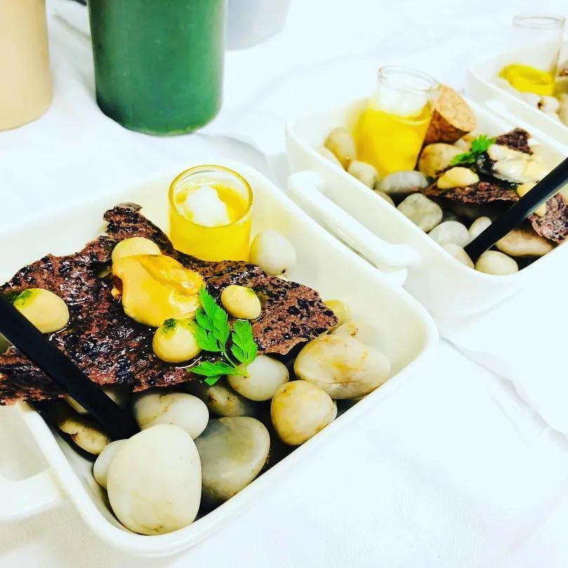 Image alt description